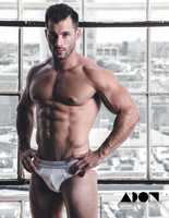 PHYSIQUE / Quin Bruce